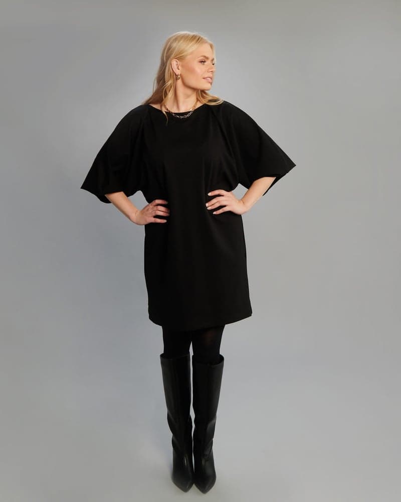 Must kleit Winged Grace