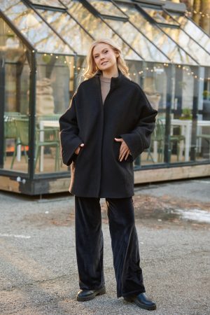 Must villabukleest poolmantel Wooling Around