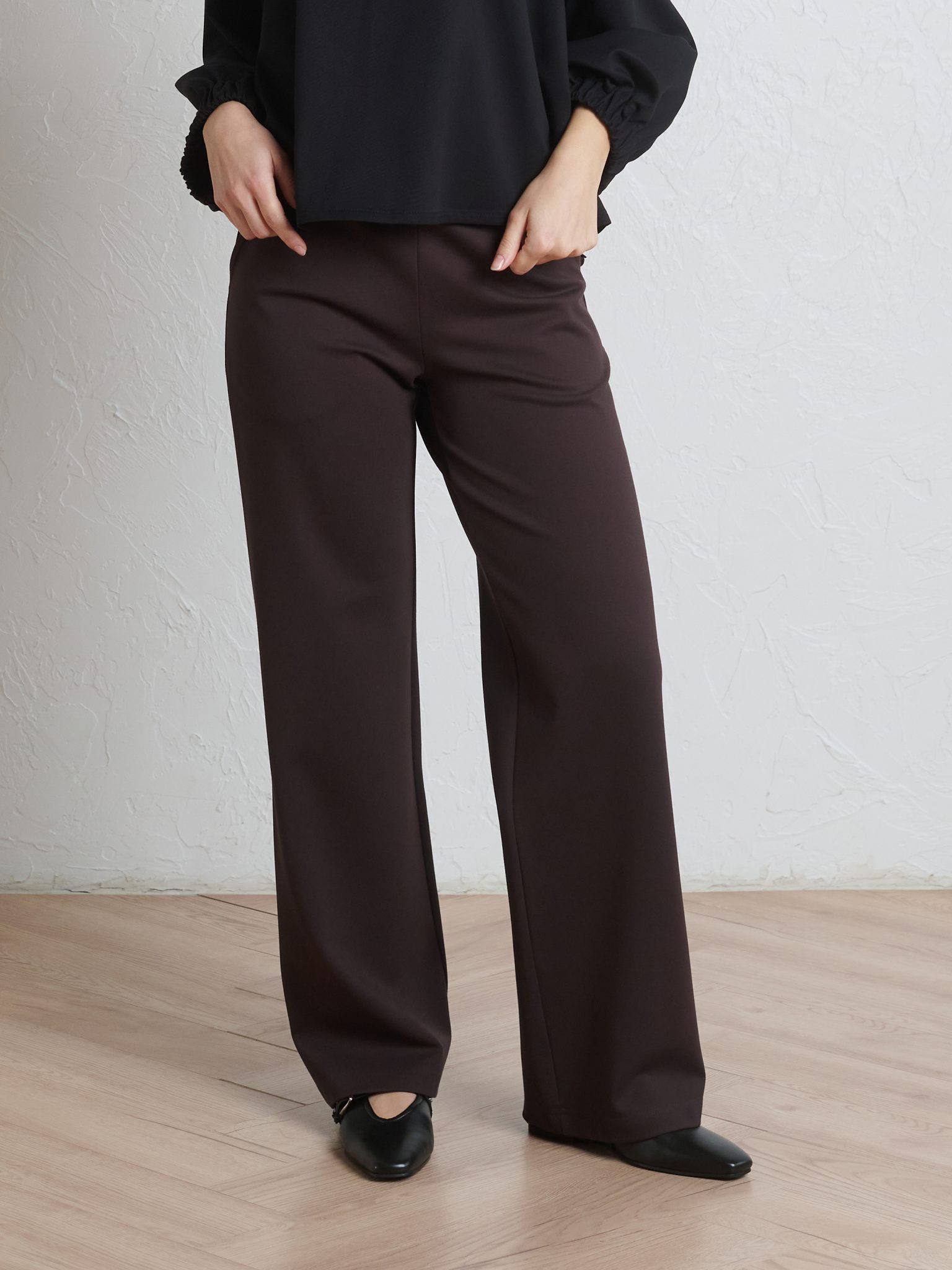 Sleeky Wide Chic Trousers in Dark Brown - Image 2